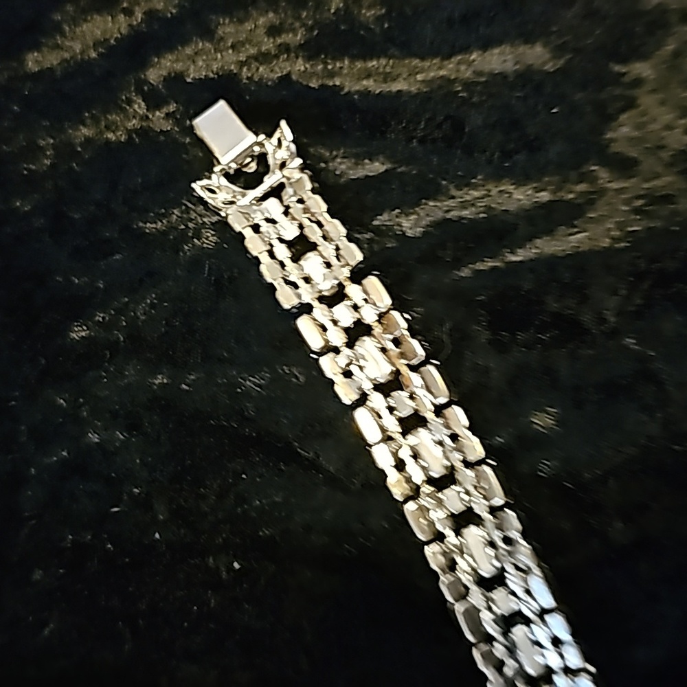 Vintage Bracelet high end Bracelet. 7 inches long.